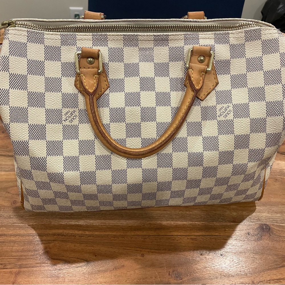 Speedy 30 LV. Will need some leather binding love.